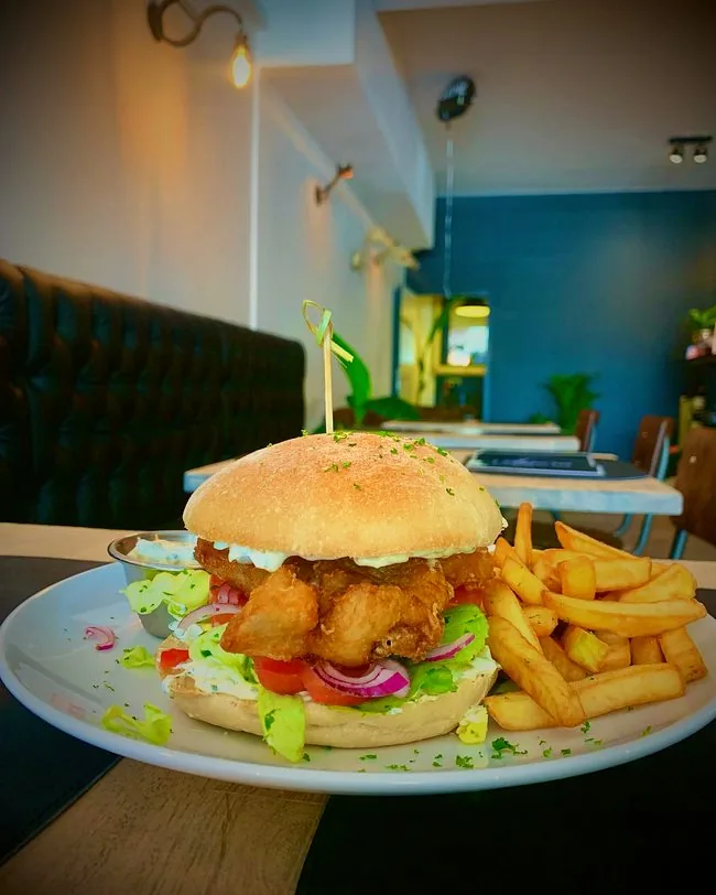 Agora fish burger met frietjes