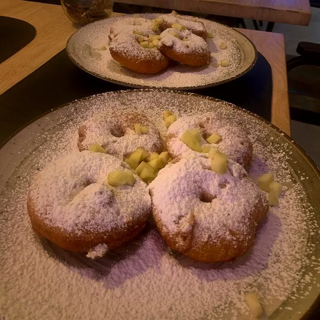 Agora donuts met poedersuiker